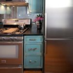 Turkuaz renkli bir mutfakta ev aletleri