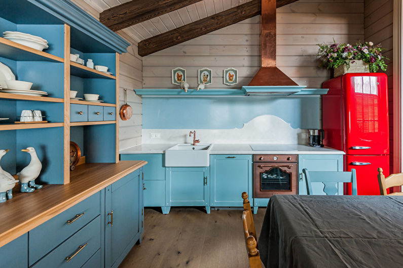 Meubles turquoise avec étagères ouvertes dans une cuisine rustique