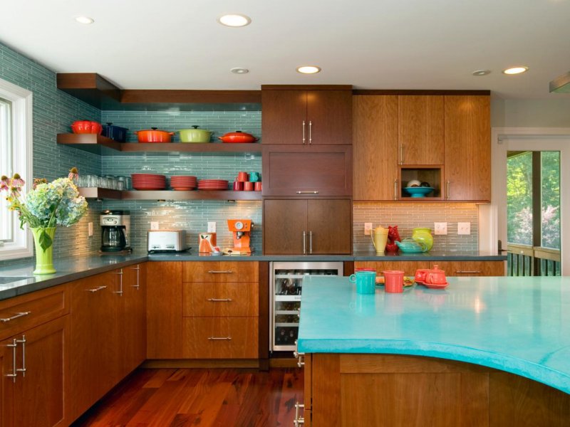 Comptoir turquoise dans la cuisine avec des meubles en bois