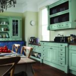 Plancher de cuisine sombre avec des meubles turquoise