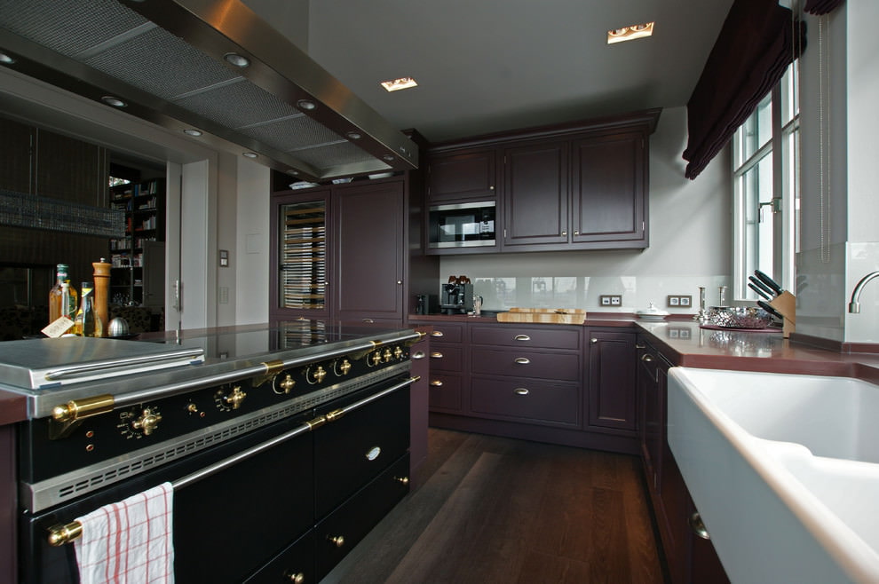 Intérieur de cuisine violet classique