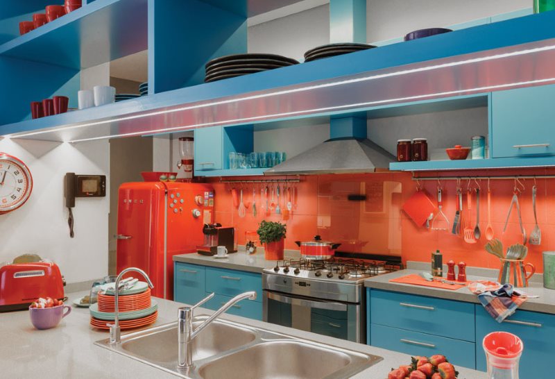 Pembe bir önlük ile mutfakta kırmızı buzdolabı