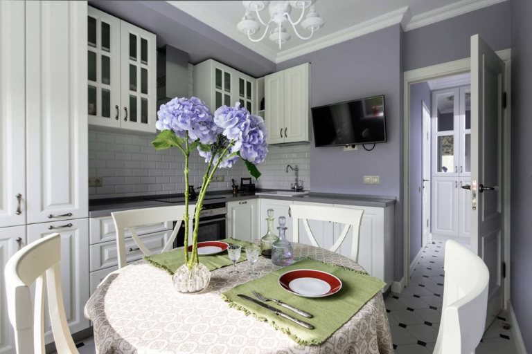 Provence tarzı mutfak iç lavanta duvarlı