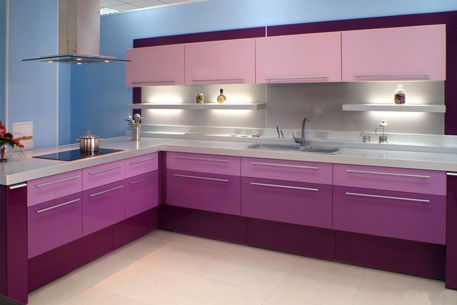 ركن المطبخ بألوان مختلفة من اللون الأرجواني