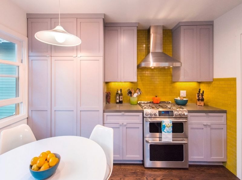 Sarı önlük ile kompakt mutfak tasarımı