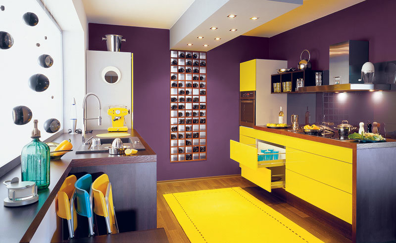 Mor duvarlı mutfakta parlak sarı halı