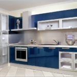 Mavi mutfak gri önlük