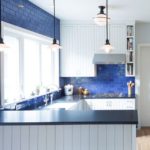 Mavi çinileri ile beyaz mutfak mobilya.