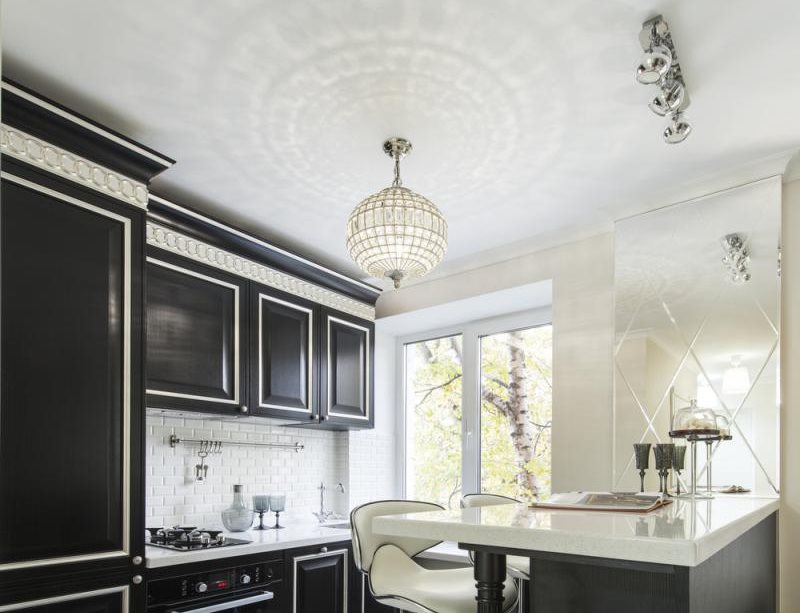 Siyah mobilya ile beyaz mutfak tavan