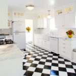 أرضية الشطرنج في داخل المطبخ