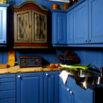 مطبخ أزرق خشبي مع سطح عمل خشبي