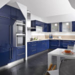 مطبخ بيج وأزرق مع واجهات لامعة