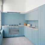 Kék alacsony mennyezetű konyha