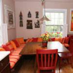 Narancssárga párnák a konyha kanapén