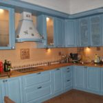 Kahverengi önlük ve tezgah mavi klasik mutfak