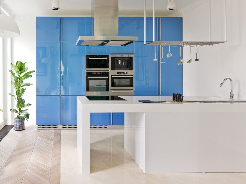 High-tech kék konyha belső