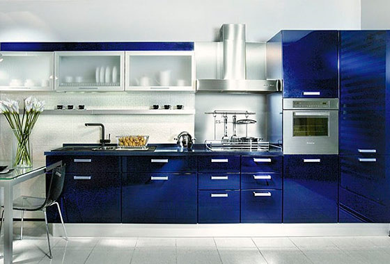 Bleu foncé et métallisé dans la cuisine