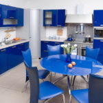 Mavi bir set, bir yuvarlak mavi masa ve sandalyeler ile mutfak