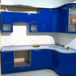 مطبخ الزاوية الزرقاء مع كونترتوب رمادي
