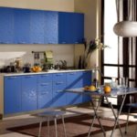 Mavi kabartmalı kapı ile mutfak mobilyaları