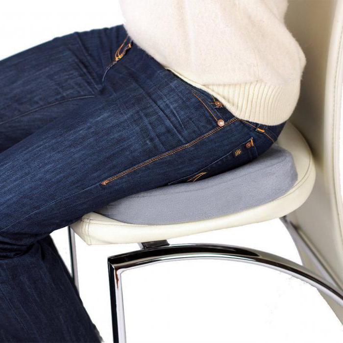 Ortopedik yastık kare şekli bir ofis koltuğu üzerinde