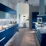 مطبخ أزرق ضخم مع اللون الأزرق