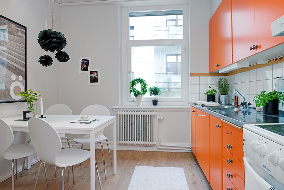 Mutfağın iç kısmında beyaz ve turuncu kombinasyonu
