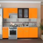 تصميم وحدة المطبخ في ظلال اللون البرتقالي