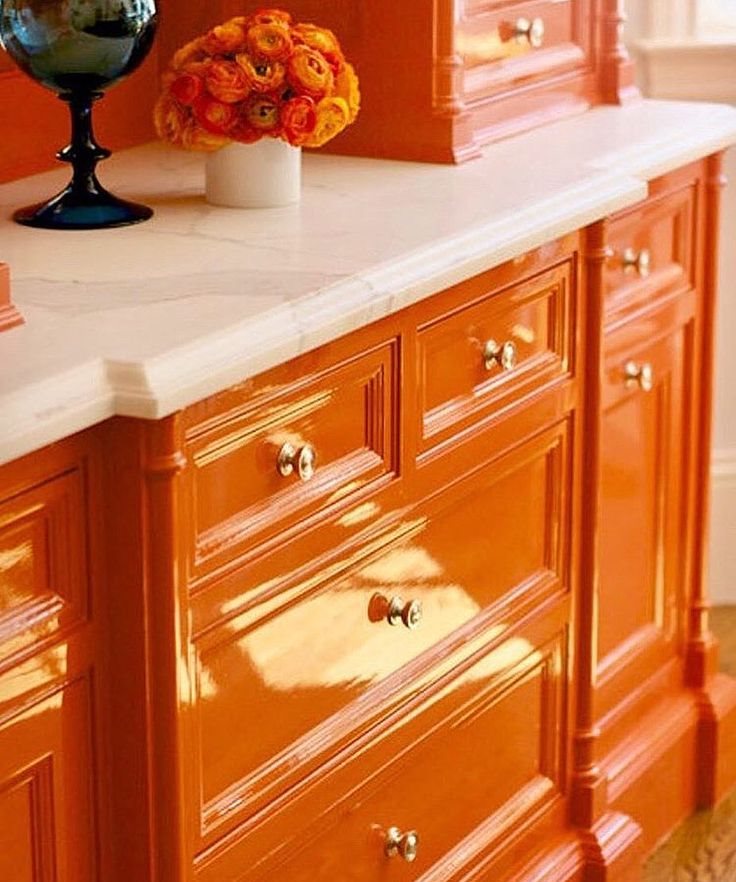 مجموعة خشبية كلاسيكية باللون البرتقالي