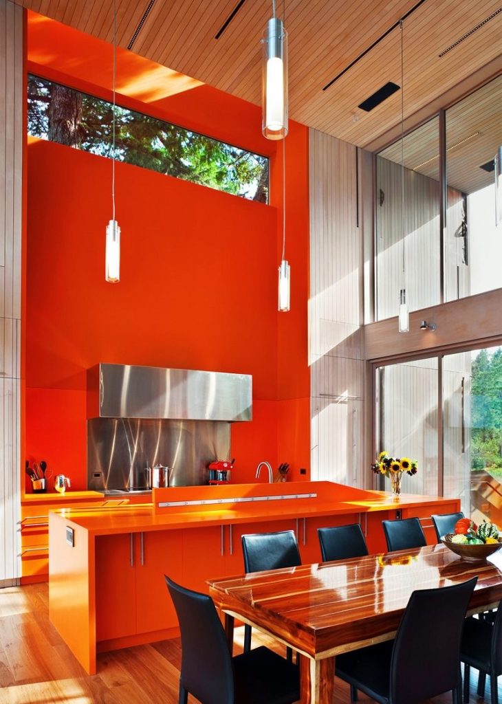 Panoramik bir pencere ile mutfakta turuncu duvar