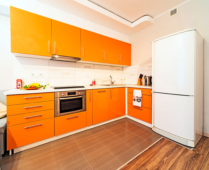 Köşe mutfakta beyaz iki odalı buzdolabı