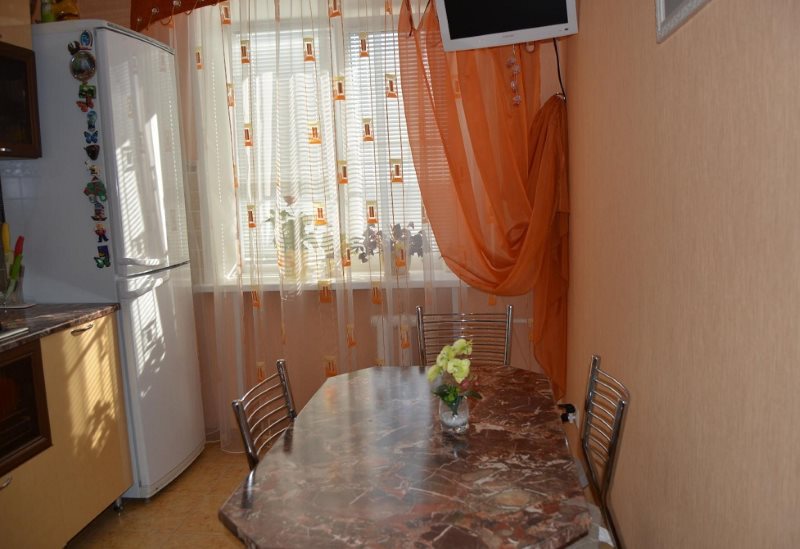 Mutfak penceresindeki ışık turuncu perde