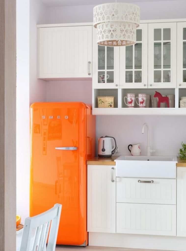 Beyaz mobilyalar ile mutfakta turuncu buzdolabı