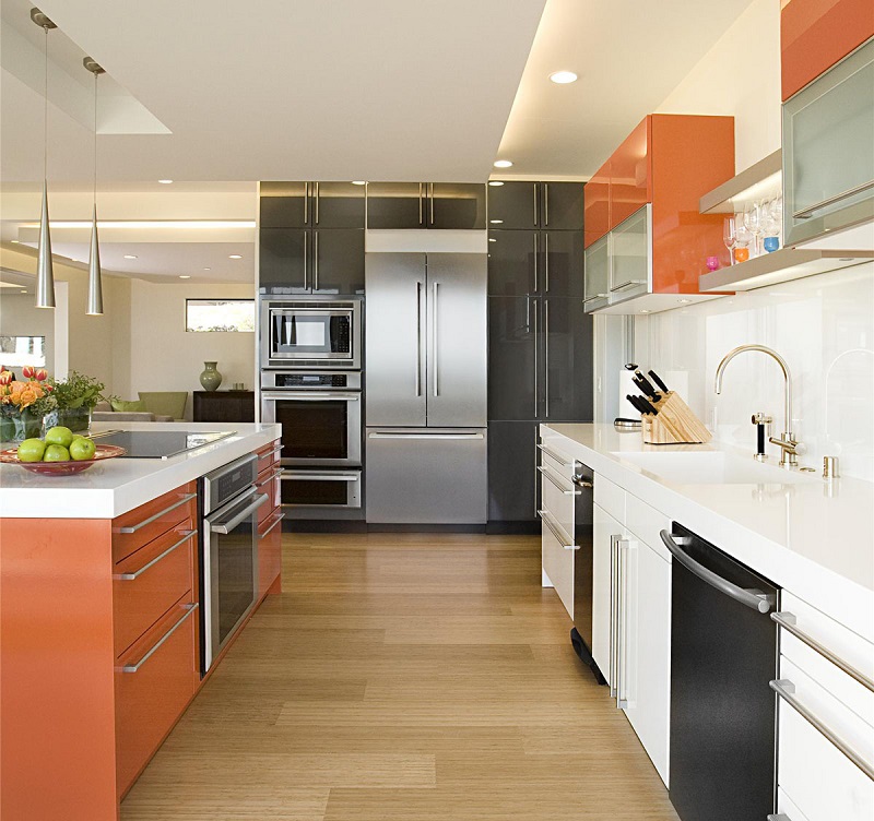 تصميم مطبخ كبير مع أثاث برتقالي