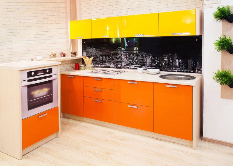 Sarı dolapların mutfakta turuncu dolaplarla kombinasyonu