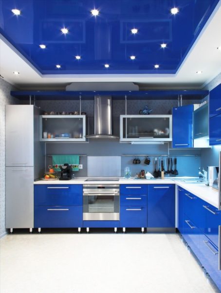 Plafond bleu dans la cuisine