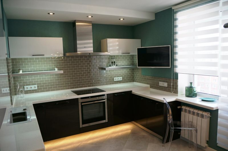 Mutfak setinin alt masalarını aydınlatan modern bir mutfak tasarımı