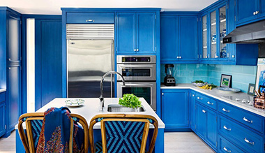 Klasik bir mutfakta mavi renk