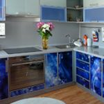 المطبخ الأزرق والأزرق مع طباعة الصور
