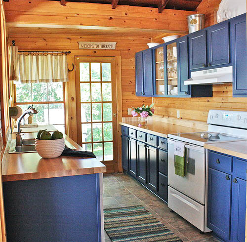 اللون الأزرق والخشب في المطبخ