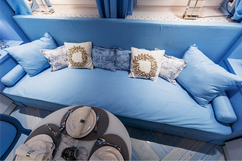 Mavi kumaş döşemeli döşemeli kanepe