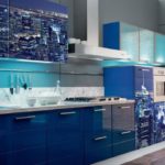 المطبخ الأزرق مع طباعة الصور المدينة