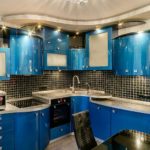 Kavisli cam cephe ile mavi mutfak