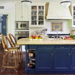 المطبخ الأزرق مع جزيرة بروفانس