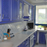 Mutfakta mobilya için mavi ve süt kombinasyonu