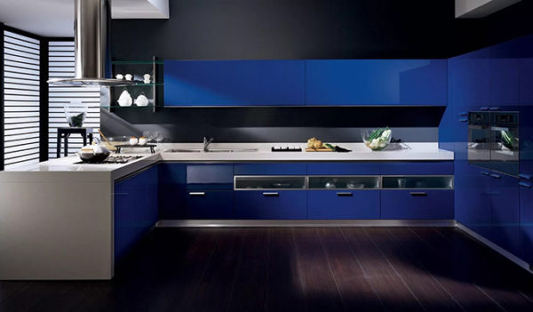 Şık mavi ve siyah mutfak