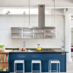 Mavi kulaklıklı, aydınlık ve ferah mutfak-oturma odası