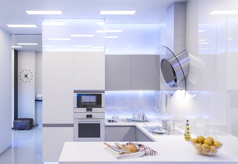 Yüksek teknoloji ürünü parlak mutfak tasarımı