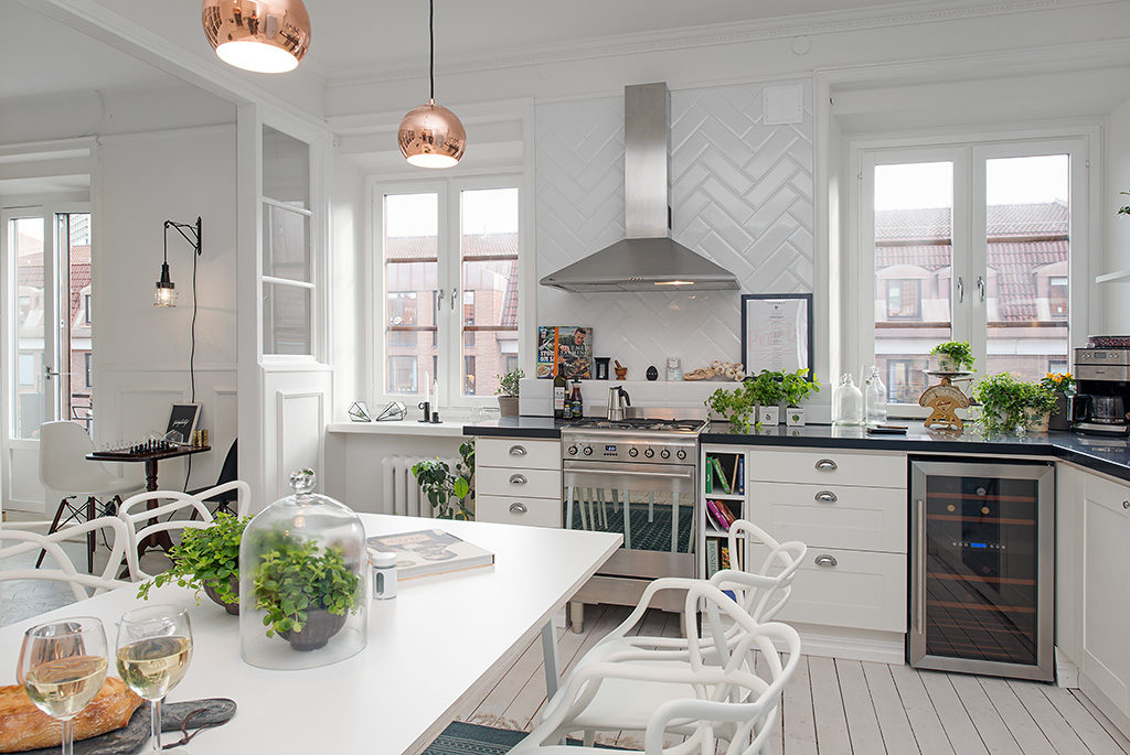 Beyaz İskandinav mobilyalı geniş mutfak