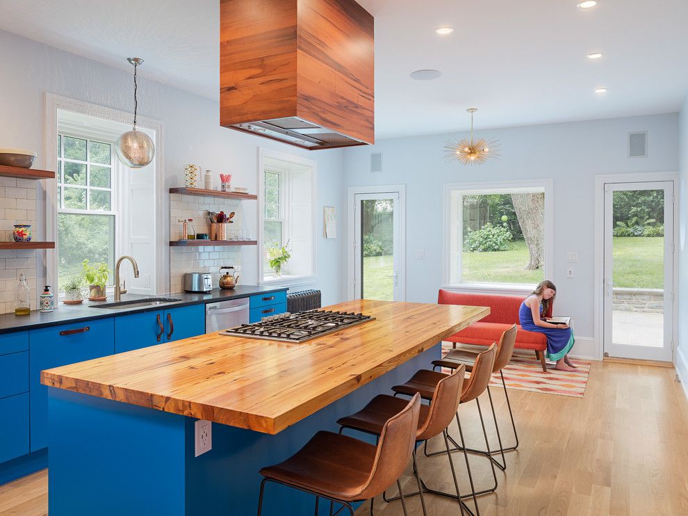 Tervezése egy nagy konyha egy magánházban, kék falakkal